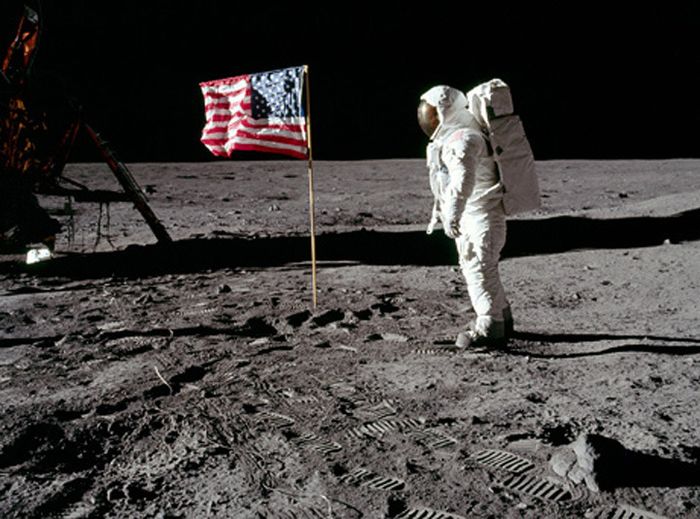 Foto yang memperlihatkan bendera AS yang ditancapkan Neil Armstrong saat pendaratan di Bulan.