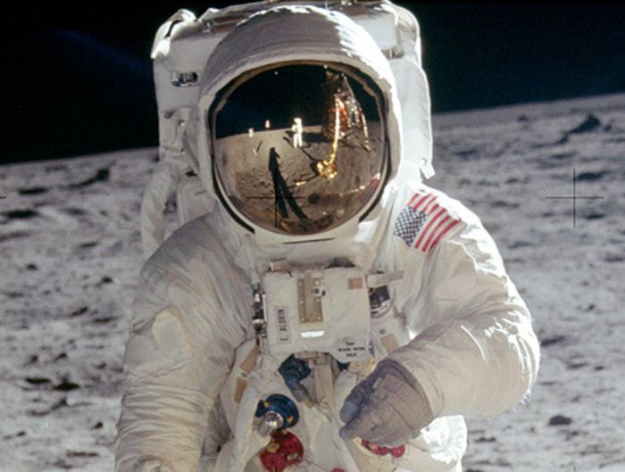 Refleksi Neil Armstrong tampak di kaca helm astronaut Buzz Aldrin.