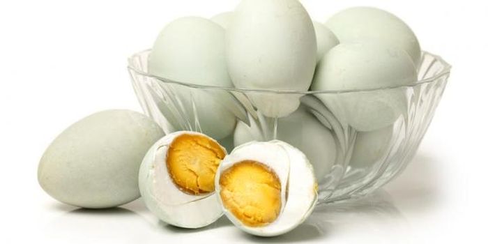 Telur asin merupakan salah satu contoh makanan dengan kadar garam tinggi.