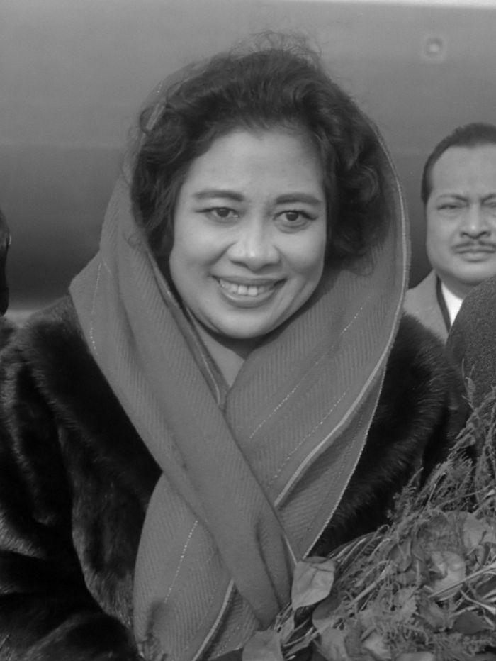 Fatmawati Soekarno, ketika kunjungannya di Belanda 5 November 1966. Ibu Negara pertama Republik Indonesia sepanjang 17 Agustus 1945 – 12 Maret 1967. Lahir di Bengkulu, 5 February 1923, dan wafat di Kuala Lumpur, 14 Mei 1980.