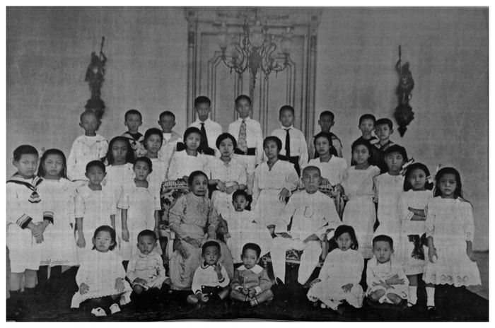 Tan Tjin Kie dan istri bersama cucu-cucu dan cucu-cucu keponakan di Rumah Pesisir, sekitar pertengah