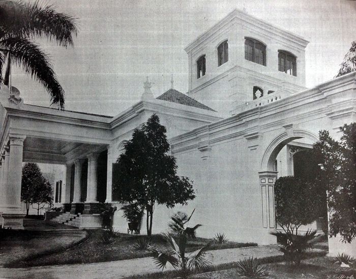 Gedong Binarong, istana termegah yang dimiliki Tan Tjin Kie, berhias pilar-pilar dorik.