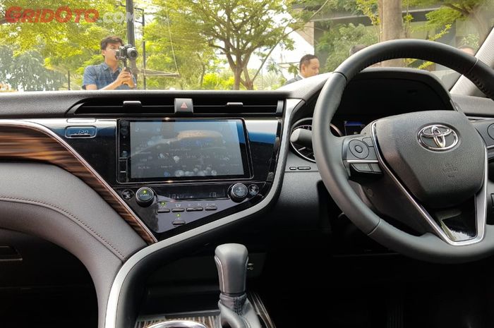 Tampilan Dashboard dari Toyota All New Camry Generasi ke 8