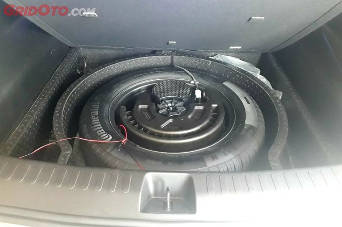 Begini Cara Membuka Ban Serep Wuling Almaz, Copot Subwoofer Dulu