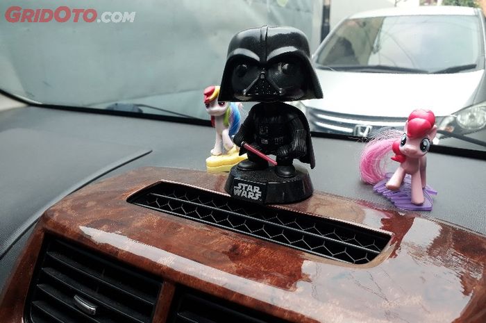 Cara Menghilangkan Bekas Lem Parfum Atau Aksesori Di Dashboard Mobil Gridoto Com