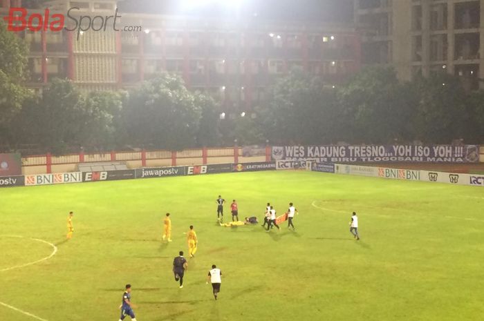 Pemain Bhayangkara FC, Jajang Mulyana, pingsan di lapangan pada laga kontra PSIS Semarang dalam lanjutan Piala Indonesia 2019, Selasa (19/2/2019) di Stadion PTIK.