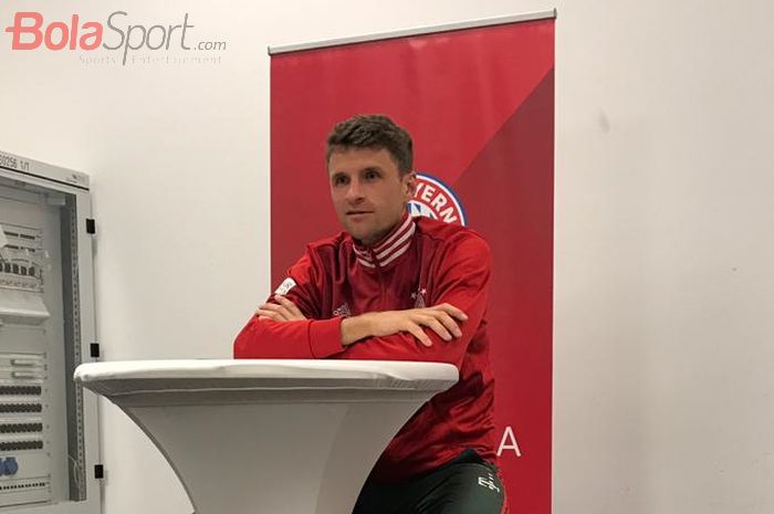 Pemain Bayern Muenchen, Thomas Muller, saat menemui awak media dalam acara Bundesliga Media Visit di Allianz Arena, 23 Februari 2019.