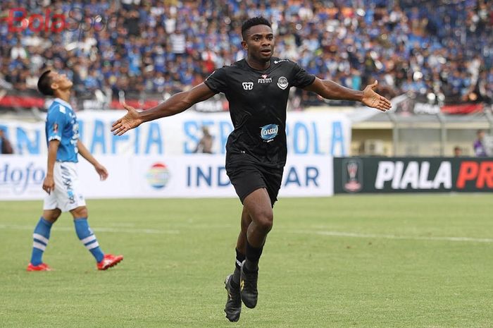 Striker PS Tira-Persikabo Osas Saha selebrasi usai membobol gawang Persib Bandung dalam laga pembuka Piala Presiden 2019 di Stadion Si Jalak Harupat, Soreang, Kabupaten Bandung, Sabtu (2/3/2019) sore WIB.