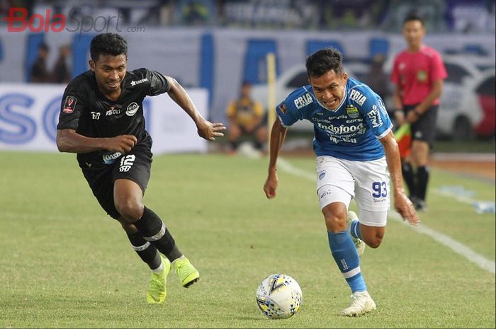 Gelandang Persib Bandung Beckham Nugraha (kanan) ditempel ketat bek PS Tira-Persikabo Rifad Marasabessy dalam laga pembuka Piala Presiden 2019 di Stadion Si Jalak Harupat, Soreang, Kabupaten Bandung, Sabtu (2/3/2019) sore WIB.