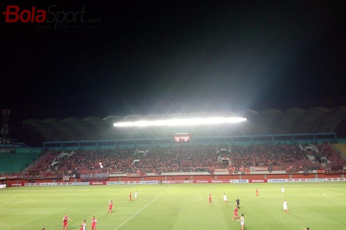 Suasana Stadion Maguwoharjo yang dipenuhi The Jak Mania, suporter Persija Jakarta.