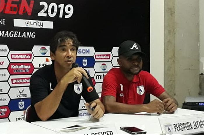 Pelatih dan Pemain Persipura Jayapura, Luciano Leandro (tengah) serta Titus Bonai (Kanan) saat jumpa pers setelah laga di Stadion Moch. Soebroto, Magelang, Rabu (5/6/2019) malam WIB.