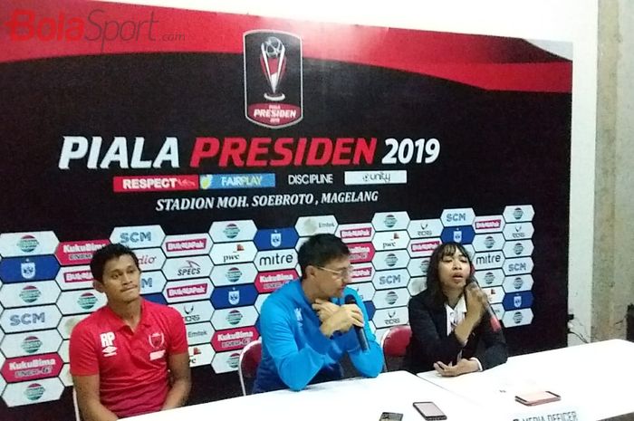 Darije Kalezic (tengah) melakukan jumpa pers bersama awak media, seusai laga timnya melawan Kalteng Putra FC di Stadion Moch Soebroto, Kota Magelang, Rabu (6/4/2019).