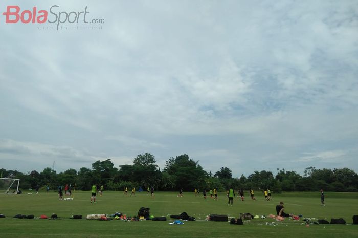 Suasana latihan PSM Makassar di Lapangan Yogyakarta International School, Jumat (8/3/2019).