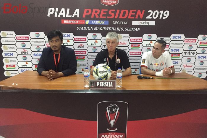 Pelatih Persija Jakarta, Ivan Kolev (Tengah), Didampingi Pemainnya, Ryuji Utomo (Kanan) dalam Jumpa Pers Setelah Laga di Stadion Maguwoharjo, Sleman, Jumat (8/3/2019).