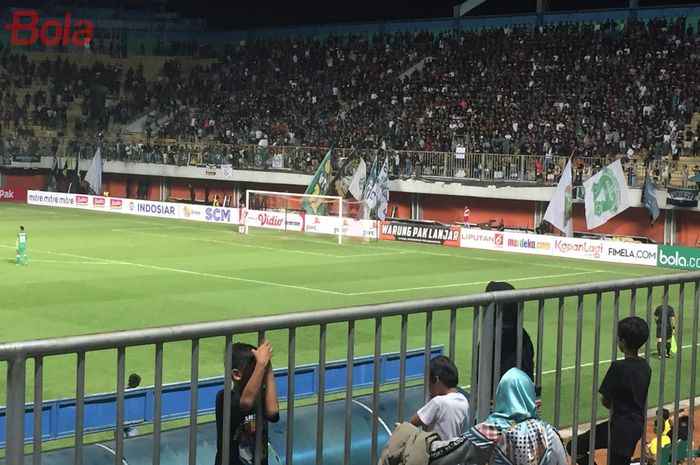 Brigata Curva Sud (BCS) kembali memadati sisi selatan Stadion Maguwoharjo saat laga PSS Slemam vs Borneo FC di Grup D Piala Presiden 2019