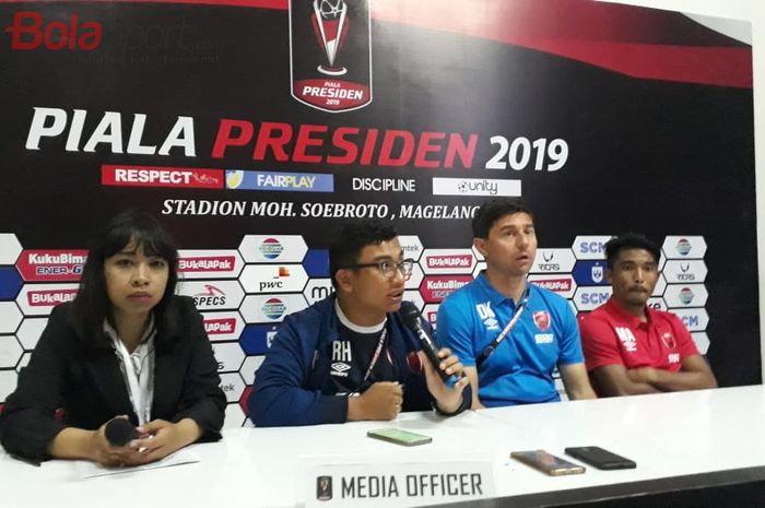 Pelatih dan pemain PSM Makassar, Darije Kalezic dan M Arfan, dalam sesi konferensi pers seusai laga melawan Persipura di Stadion Moch Soebroto, Minggu (10/3/2019).