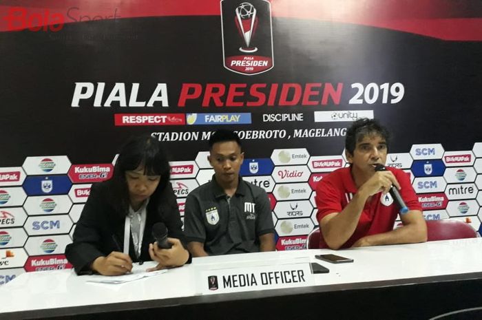 Pelatih dan pemain Persipura, Luciano Leandro dan M Tahir, dalam sesi konferensi pers seusai laga kontra PSM Makassar di Stadion Moch Soebroto, Magelang, Minggu (10/3/2019).