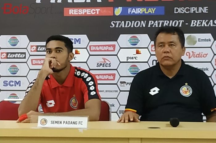 Wajah pucat pelatih Semen Padang Syafrianto Rusli saat memberikan keterangan pers seusai laga kontra Bali United. Di luar ruang preskon, oknum suporter Semen Padang menuntut dia mundur sebagai pelatih.