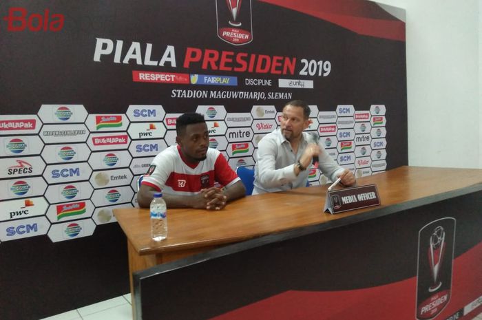 Pelatih Madura United, Dejan Antonic (kanan) didampingi David Laly (kiri) usai laga kontra Borneo FC di Stadion Maguwoharjo, Sleman, Jumat (15/3/2019).