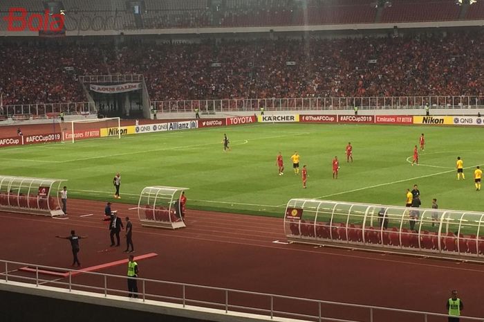 Pelatih Ceres Negros, Risto Vidakovic, diusir ke luar lapangan oleh wasit saat berjumpa Persija Jakarta di SUGBK