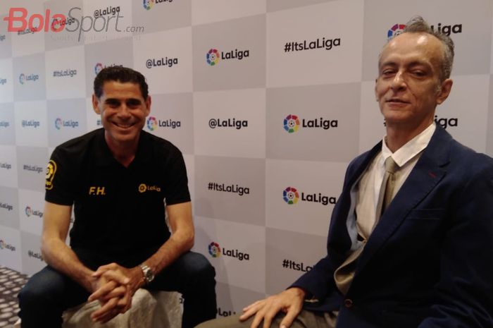 Mantan kapten Real Madrid, Fernando Hierro (kiri), bersama penerjemah dalam LaLiga Media Session di Sunway Resort Hotel, Malaysia, Minggu (29/4/2019)