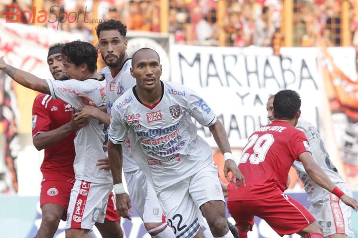 Bek Bali United, Leonard Tupamahu, saat melawan Persija Jakarta pada leg kedua babak perempat final Piala Indonesia 2018 di Stadion Wibawa Mukti, 5 Mei 2019.