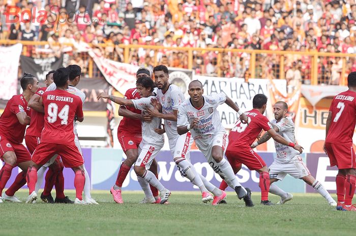 Pemain Persija Jakarta berusaha menghalang pemain Bali United pada Kratingdaeng Piala Indonesia di Stadion Wibawa Mukti, Cikarang, Jawa Barat, Minggu (5/4/2019) dalam laga tersebut persija menang melawan Bali United dengan skor 1-0. 