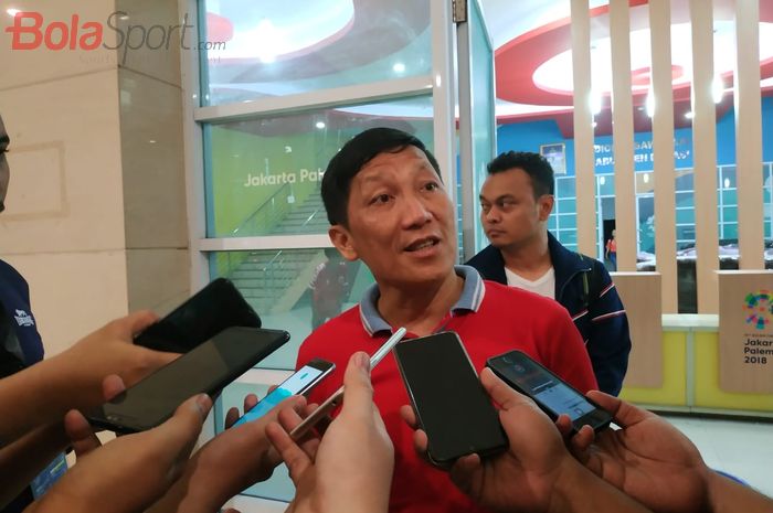 CEO Persija Jakarta, Ferry Paulus menjawab pertanyaan wartawan di Stadion Wibawa Mukti, Cikarang, Minggu (5/5/2019).