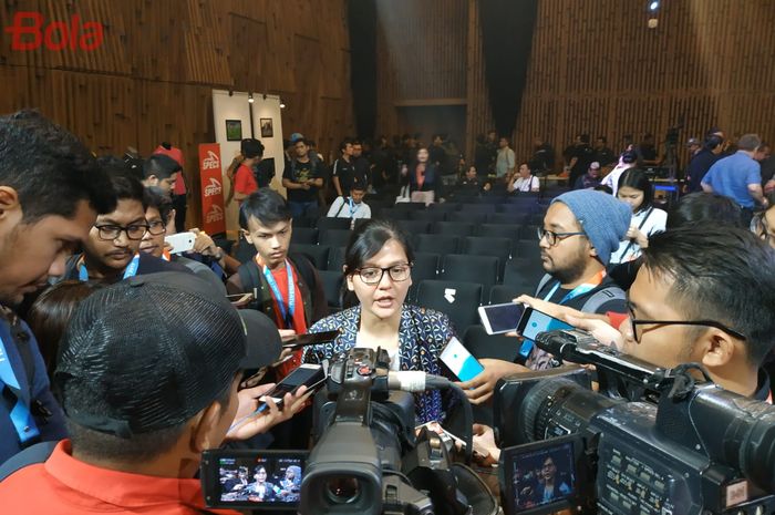 Sekjen PSSI, Ratu Tisha Destria, menjawab pertanyaan wartawan di SCTV, Jakarta, Senin (13/5/2019).