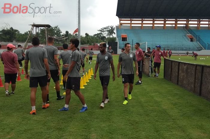 Sesi latihan resmi PSIS Semarang termasuk Silvio Escobar jelang pertemuan dengan Kalteng Putra  di Stadion Moch Soebroto, Kota Magelang, Jawa Tengah, Kamis (16/5/2019).