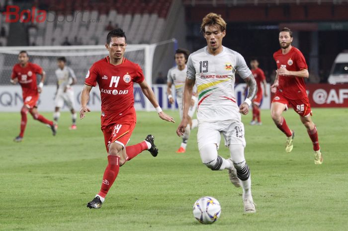 Bek kanan Persija Jakarta, Ismed Sofyan, berusaha mengejar pemain Shan United, Ko Shwe, pada laga Piala AFC 2019, di Stadion Utama Gelora Bung Karno, Rabu (15/5/2019).