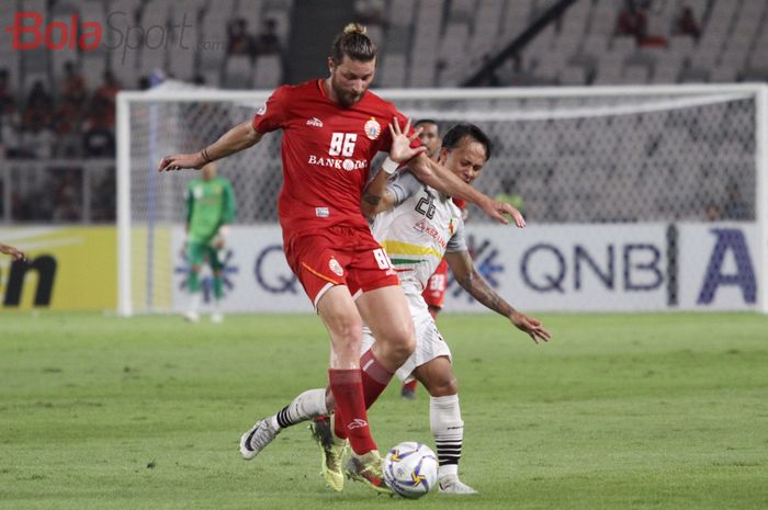 Bek Persija Jakarta, Steven Paulle, berduel dengan pemain Shan United, Set Phyo Wai, pada laga Piala AFC 2019, di Stadion Utama Gelora Bung Karno, Rabu (15/5/2019).