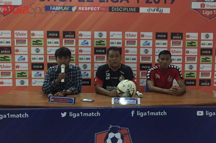 Pelatih Semen Padang, Syafrianto Rusli, ditemani Teja Paku Alam dalam sesi jumpa pers di Stadion Maguwoharjo, Jumat (24/5/2019) malam.
