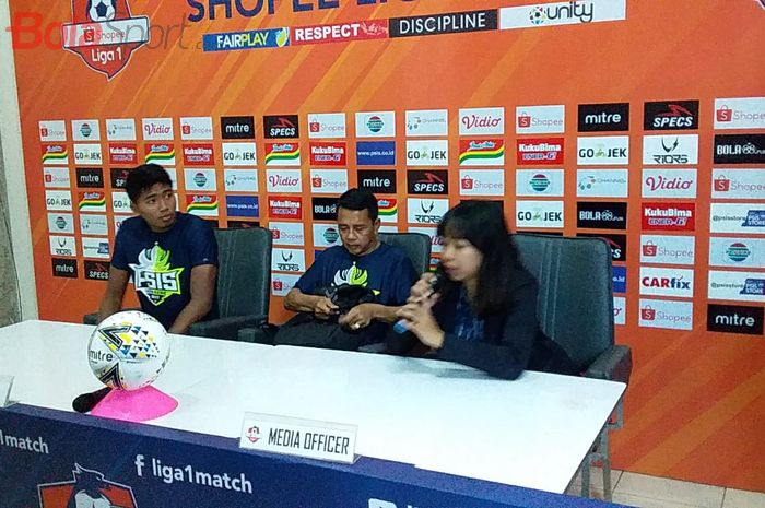 Pelatih PSIS Semarang, Jafri Sastra, (tengah) saat jumpa pers bersama awak media dalam persiapan menjamu Persija di Stadion Moch Soebroto, Kota Magelang, Sabtu (25/5/2019).