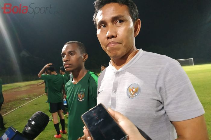 Pemain dan pelatih timnas U-16 Indonesia, Alexandro Felix Kamuru serta Bima Sakti seusai laga uji coba di Stadion Pajajaran, Bogor, Sabtu (25/5/2019).