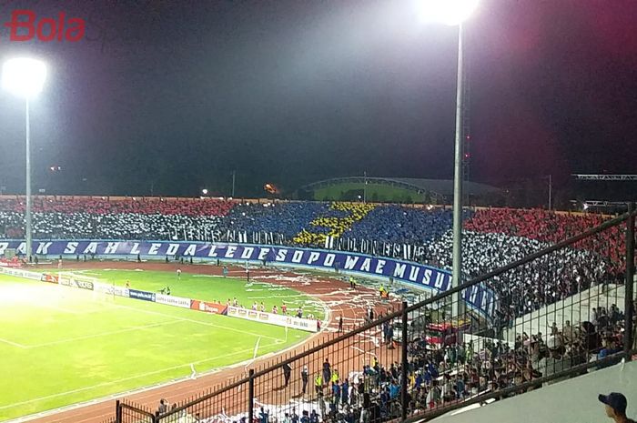 Koreografi suporter PSIS Semarang pada laga kontra Persija Jakarta di Stadion Moch Soebroto, Magelang, Minggu (26/5/2019).