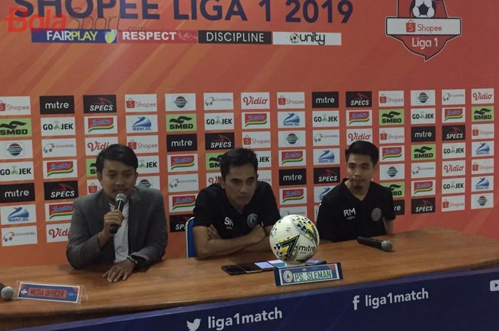 Pelatih PSS Sleman, Seto Nurdiantoro ditemani Rangga Muslim dalam sesi jumpa pers seusai laga kontra Bhayangkara FC, Jumat (21/6/2019) sore.