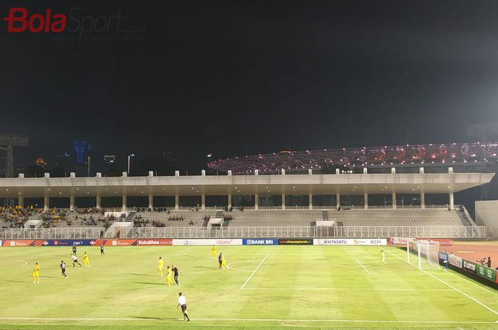 Pertandingan Bhayangkara FC Vs Tira Persikabo di Stadion Madya dengan background Stadion Utama Gelora Bung Karno, Jakarta, Kamis (4/7/2019).