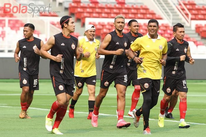 Pilar Persija Jakarta Ismed Sofyan (paling kanan) dkk berlatih di Stadion Utama Gelora Bung Karno, Jakarta, Selasa (9/7/2019), menjelang duel Liga 1 2019 versus Persib Bandung.