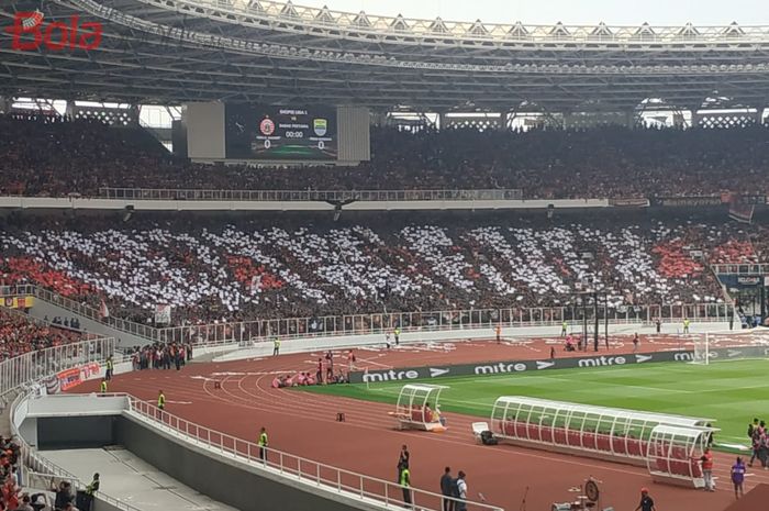 Koreografi Curva Nord The Jakmania di tribune utara SUGBK pada laga Persija Jakarta Vs Persib Bandung, Rabu (10/7/2019). 