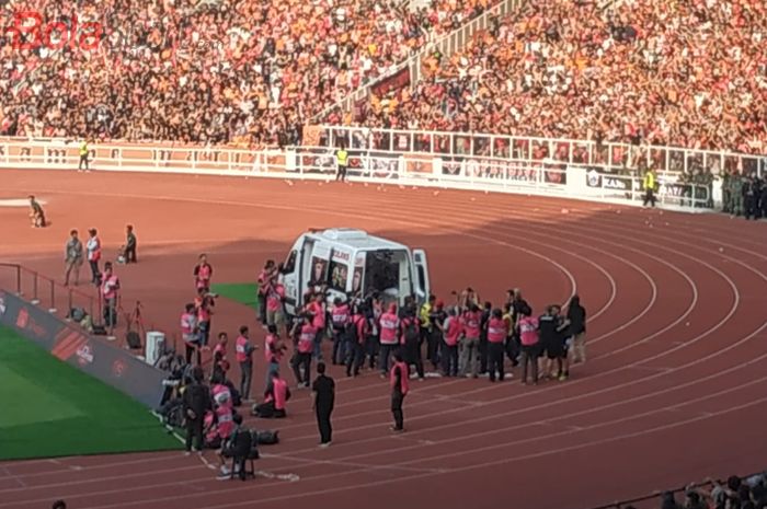 Momen saat kiper Persib Bandung, Muhammad Natshir diangkat ke ambulans pada laga kontra Persija Jakarta, Rabu (10/7/2019).