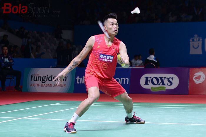 Pebulutangkis putra China, Lin Dan saat melawan wakil Kanada, Jason Anthony Ho-Shue, dalam Blibli Indonesia Open 2019 part of HSBC BWF World Tour Super 1000 di Senayan, Jakarta, Selasa (16/7/2019) Lin Dan maju ke babak selanjutnya setelah menang 14-21 21-16 21-16.