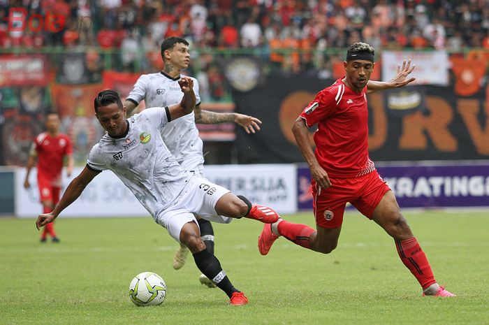 Abduh Lestaluhu dari Tira Persikabo dan Bruno Matos dari Persija Jakarta pada babak 16 besar Piala Indonesia 2018 di Stadion Patriot Chandrabhaga, Kota Bekasi, Kamis (21/2/2019).