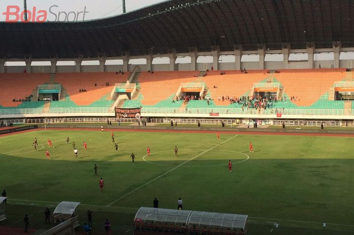 Suporter Persija, The Jak Mania, yang sempat memboikot laga kontra PS Tira-Persikabo tampak hadir di Stadion Pakansari, Cibinong, Kabupaten Bogor, Selasa (7/16/2019).