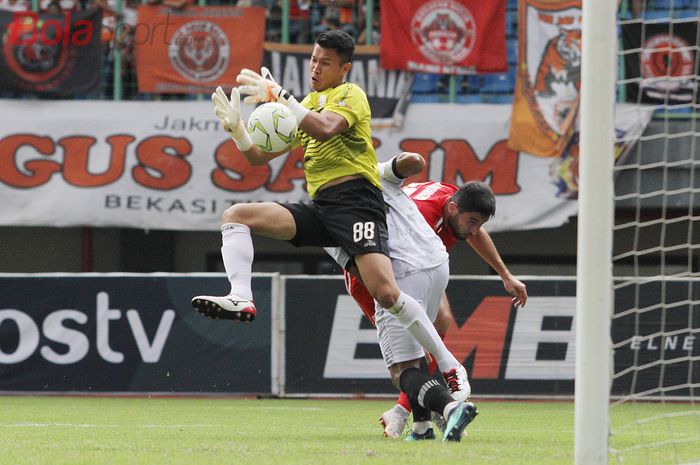 Aksi kiper Persija Jakarta, Shahar Ginanjar pada laga kontra Tira Persikabo, babak 16 besar Piala Indonesia 2018 di Stadion Patriot Chandrabhaga, Kota Bekasi, Kamis (21/2/2019).