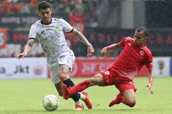 Ciro Alves dari Tira Persikabo dan Riko Simanjuntak dari Persija Jakarta pada babak 16 besar Piala Indonesia 2018 di Stadion Patriot Chandrabhaga, Kota Bekasi, Kamis (21/2/2019).