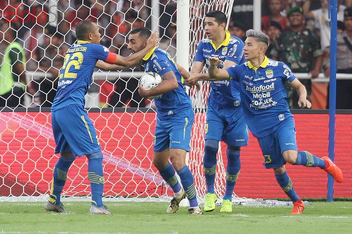 Pemain Persib Bandung, Artur Geworkyan merayakan golnya ke gawang Persija Jakarta, di Stadion Utama Gelora Bung Karno (SUGBK), Jakarta, Rabu (10/7/2019).