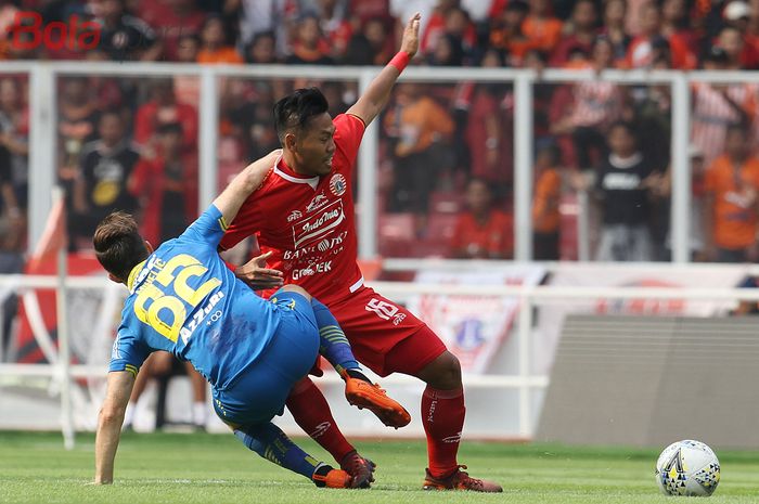 Duel Tony Sucipto dan Rene Mihelic pada laga Persija Jakarta Vs Persib Bandung di Stadion Utama Gelora Bung Karno (SUGBK), Jakarta, Rabu (10/7/2019).