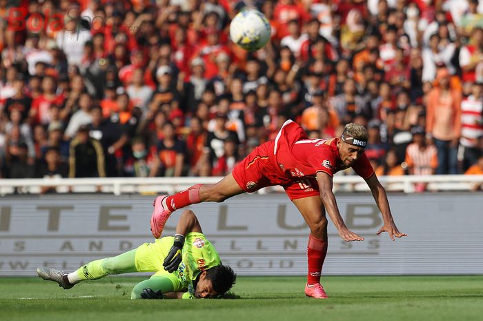 Tabrakan Bruno Matos dan Muhammad Natshir pada laga Persija Jakarta Vs Persib Bandung di Stadion Utama Gelora Bung Karno (SUGBK), Jakarta, Rabu (10/7/2019).