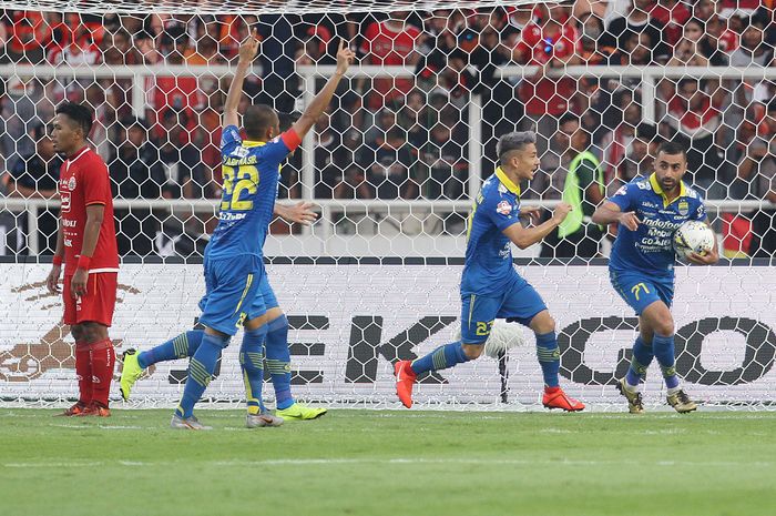 Pemain Persib Bandung, Artur Geworkyan merayakan golnya ke gawang Persija Jakarta, di Stadion Utama Gelora Bung Karno (SUGBK), Jakarta, Rabu (10/7/2019).